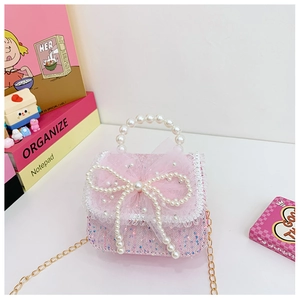 Detail der rosa Pailletten-Handtasche für Mädchen mit großer Perlen-Schleife
