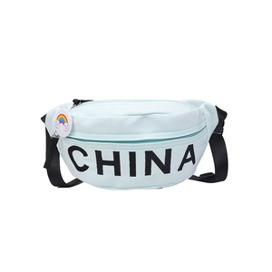 Borsa a tracolla bimbo in tela verde menta con scritta CHINA e stemma arcobaleno