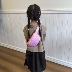 Sac de poitrine rose matelassé cœur pour enfant avec sangle réglable sur modèle