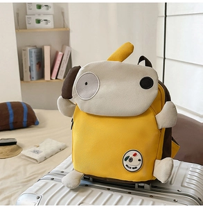 Detail eines süßen gelben Cartoon-Hunderucksacks mit 3D-Ohren und Hello Baba Abzeichen
