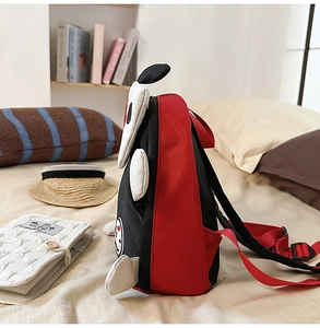 Detailansicht eines rot-schwarzen Kinderrucksacks aus Canvas mit süßen Hundeohren