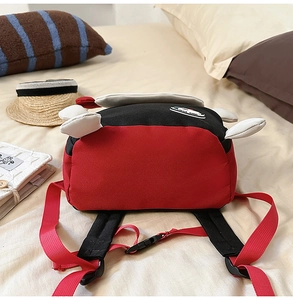 Nahaufnahme eines Welpenrucksacks in Rot-Schwarz-Design mit verstellbaren Gurten