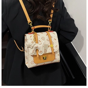 Détail du sac à dos crème style britannique avec imprimé animal et poignée en cuir