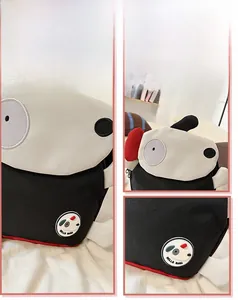Details der niedlichen Hunde-Stickerei und des Hello Nana Abzeichens auf dem Kinderrucksack