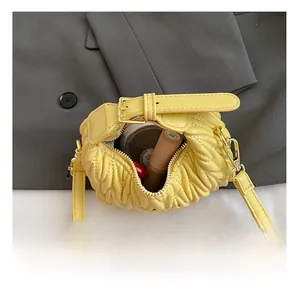 Innenansicht der gelben Falten-Minibag mit Stauraum für Kosmetika und Details