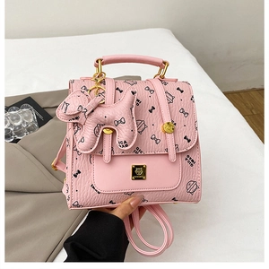 Mini sac à dos rose avec imprimé nœud et breloque chien mignon en décor lifestyle