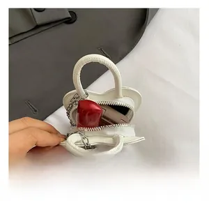 Vue intérieure d'un mini sac enfant en forme de cœur montrant sa capacité de rangement