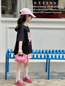 Rosa Mädchen-Handtasche mit Herzstruktur, kombiniert mit passendem Mode-Outfit