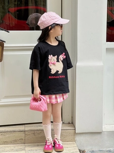 Detailansicht einer rosa plissierten Mini-Handtasche für Mädchen, Teil eines Sommeroutfits