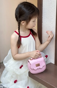 Détail du sac à main rose pour filles avec motif crocodile et plaque dorée élégante