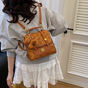 Sac à dos marron en similicuir style britannique avec motifs chats et fermoir doré