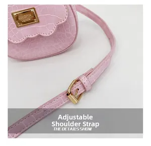 Détail du sac rose pour fille effet croco avec bandoulière réglable et boucle dorée