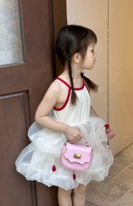 Détail du mini sac à main rose façon crocodile avec fermoir doré pour enfant