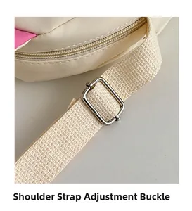 Détail de la bandoulière tissée blanc cassé réglable avec boucle en métal argenté
