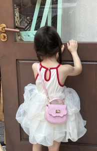 Détail d'un mini sac rose à motif crocodile avec rabat ondulé et fermoir doré chic
