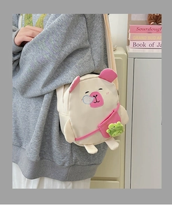 Détail du sac à bandoulière cochon beige mignon avec charme en peluche grenouille