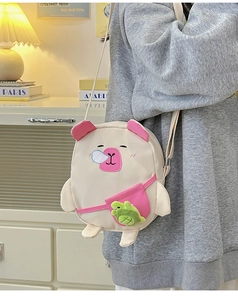 Détail du sac à bandoulière Capybara avec petite peluche tortue et sangle réglable