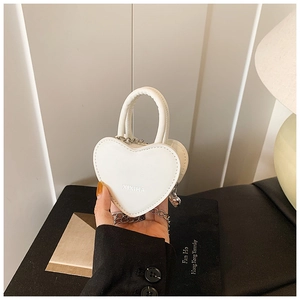 Détail du mini sac blanc en forme de cœur avec bandoulière chaîne et logo XIXIHA