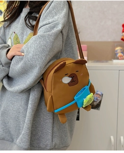 Sac bandoulière capybara marron avec breloque tortue en peluche et broderie