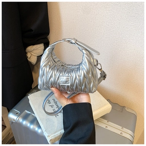 Nahaufnahme der metallisch silbernen Mini-Hobo-Tasche mit Falten und Schultergurt