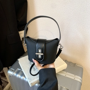 Detail der schwarzen Mini-Beuteltasche mit Lederbesatz und Silberverschluss