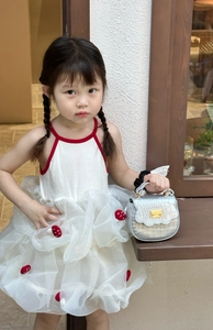 Détail du mini sac à main argenté effet crocodile pour fille avec logo métallique doré