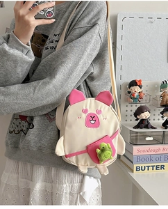 Détail du sac à bandoulière capybara mignon blanc cassé avec petite tortue décorative