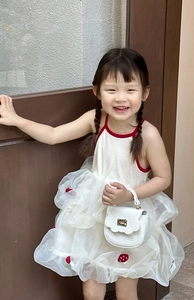 Détail du mini sac à main blanc motif crocodile avec poignée dorée pour petite fille