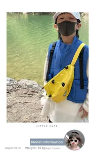 Dettaglio all'aperto di un marsupio giallo per bambini con dettagli in corda bianca