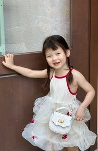 Gros plan détaillé d'un sac à main blanc pour filles avec motif crocodile et boucle dorée