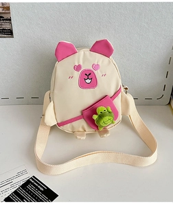 Détail du sac Capybara avec petite tortue verte et poche rose pour enfants