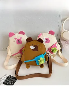 Détail du sac à bandoulière Capybara en peluche avec une petite tortue amovible incluse