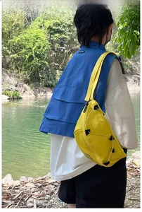 Marsupio giallo in nylon per bambini con cordoncini elastici e tracolla regolabile