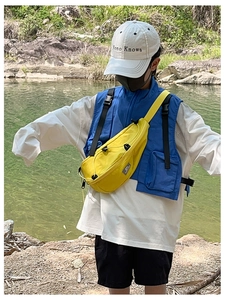 Dettaglio del borsello monospalla giallo in nylon per bambini con tracolla regolabile
