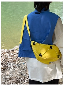 Dettaglio della borsa a tracolla per bambini giallo vivace con lacci decorativi alla moda