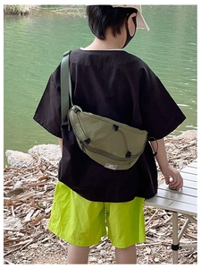 Dettaglio della borsa a tracolla per bambini verde oliva con tracolla regolabile e elastici