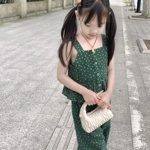 Modische gesteppte Umhängetasche für Mädchen in Beige mit klassischem Polka-Dot-Outfit