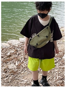 Dettaglio borsa a tracolla verde oliva per bambini con coulisse e tessuto nylon sportivo