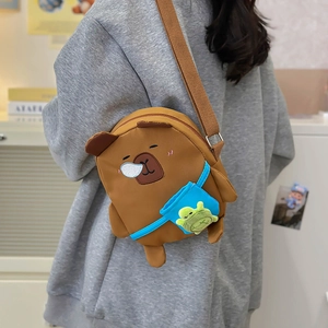 Sac à bandoulière Capybara en peluche avec pendentif tortue verte et sangle réglable marron