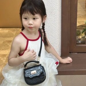 Sac à main noir pour enfants motif crocodile avec bord ondulé et détails métalliques