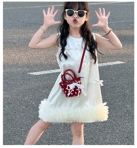 Robe blanche sans manches pour fille avec tulle et sac à main rouge à pois