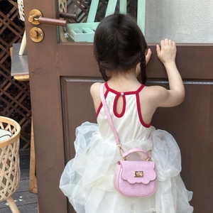Mini sac bandoulière rose pour filles, relief croco, rabat vague et fermoir métal