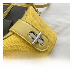 Nahaufnahme des modernen silbernen Metallschlosses an der gelben Mini-Handtasche für Mädchen