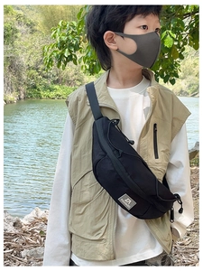 Dettaglio del borsello monospalla nero in nylon per bambini con cerniera e logo