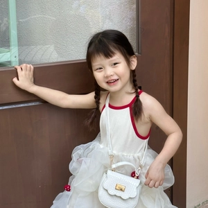 Mini sac bandoulière blanc pour filles avec texture croco et boucle dorée