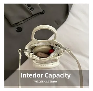 Capacité interne du mini sac en PU blanc montrant les détails de rangement utiles