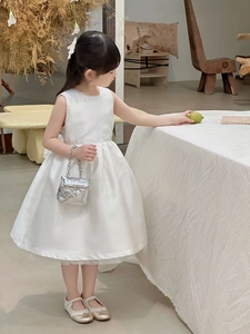 Detailed texture of white sleeveless dress with lace collar and elegant pleated waist for girls