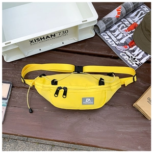 Dettaglio del borsello in nylon giallo per bambini con tracolla e cordino elastico