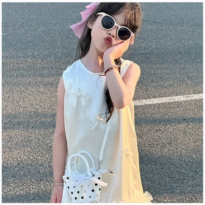 Détail du mini sac blanc à pois pour fille avec dentelle et robe à nœud mignon