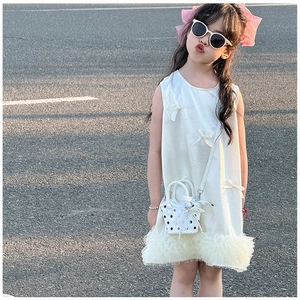 Détail de la robe d'été blanche sans manches en tulle avec sac à perles et lunettes de soleil